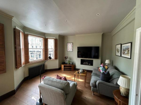 Beautiful and spacious 2 bed, 2 bath apartment bordering Fulham and Chelsea - entire apartment with private entrance